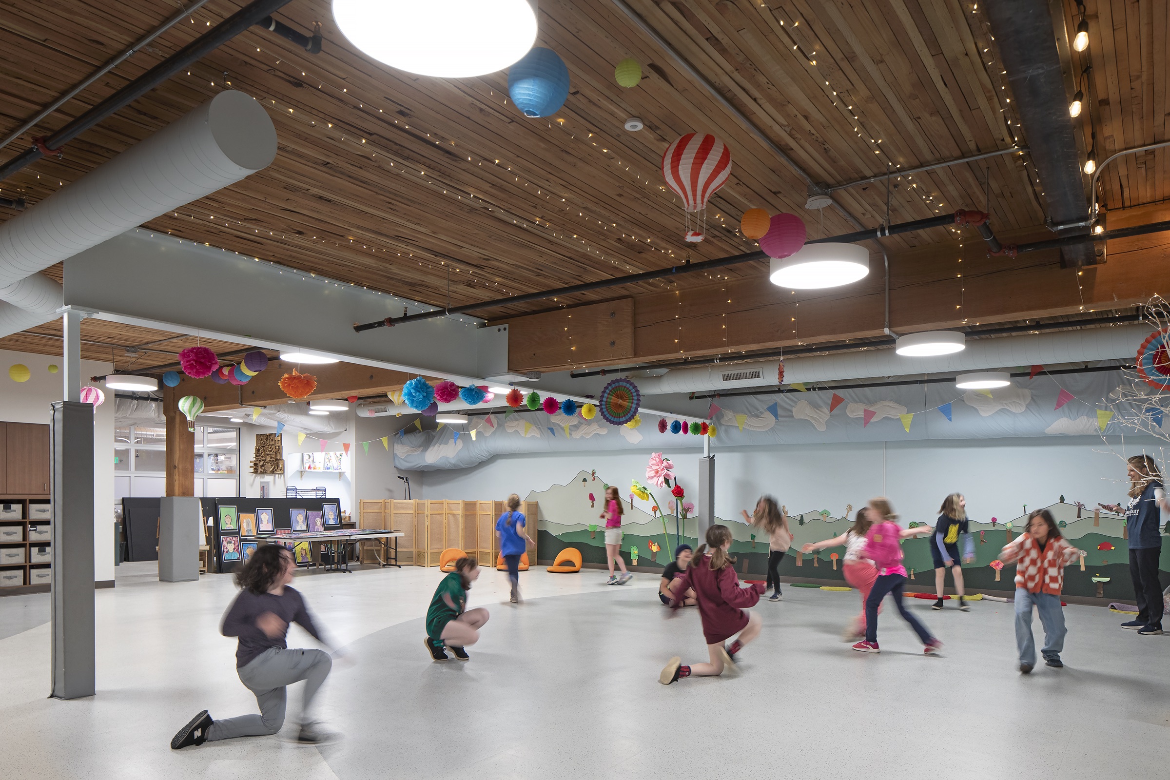 Flex Nitria Flooring shown in a school environment. Aurora school university. ER1010 Chiaro