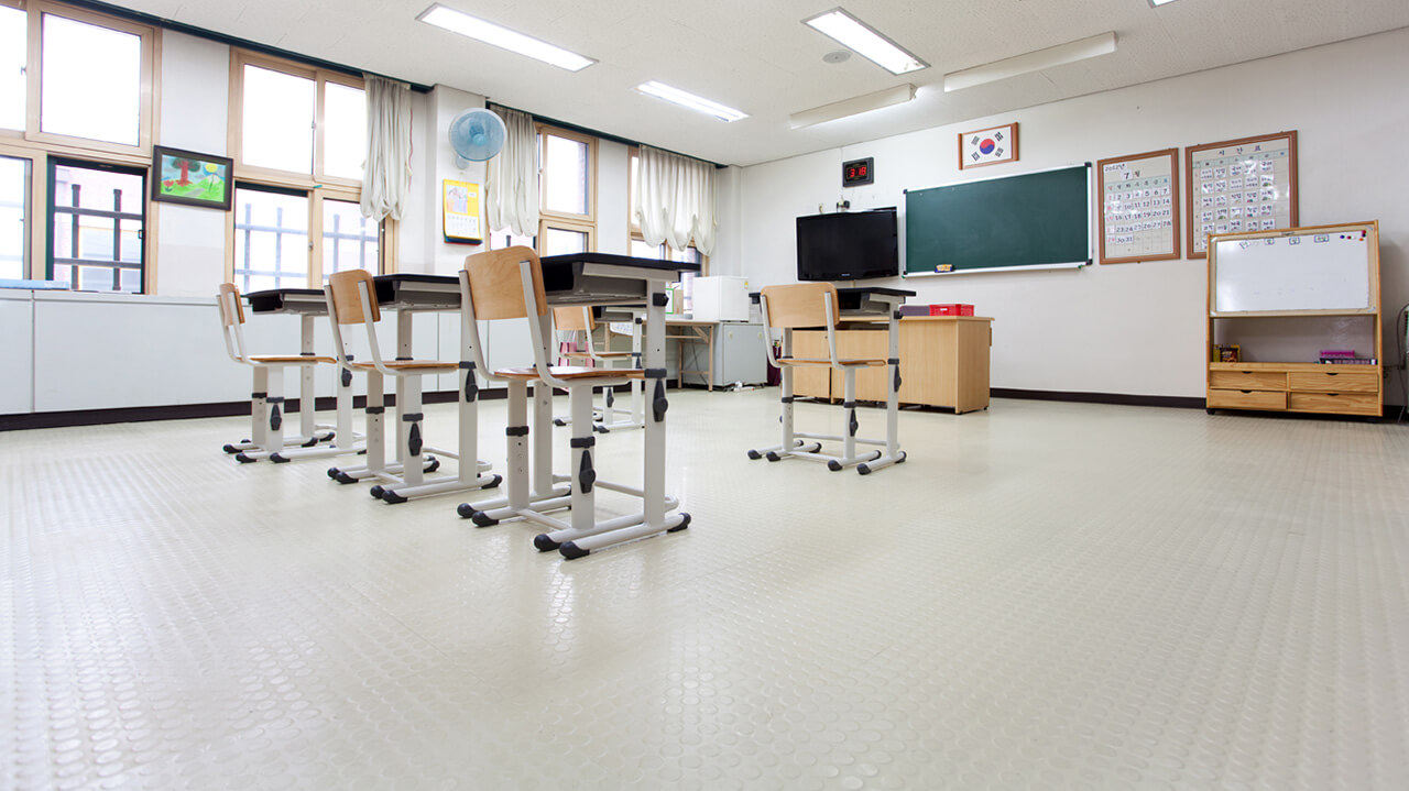 ZandurGrip Safety Flooring in a school classroom education environment, Core RT7005 Silver